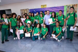 Leia mais sobre o artigo Roberto Cidade celebra participação de estudantes da rede estadual no programa Aleam Educa