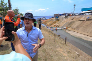 Leia mais sobre o artigo David Almeida instala maior ecobarreira de Manaus no Educandos e apresenta resultados ambientais que serão levados à COP30