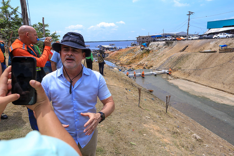 No momento, você está visualizando David Almeida instala maior ecobarreira de Manaus no Educandos e apresenta resultados ambientais que serão levados à COP30