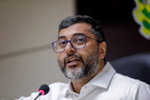 Leia mais sobre o artigo Wilson Lima anuncia antecipação do salário de dezembro e segunda parcela do 13º salário, injetando R$ 1,2 bi na economia
