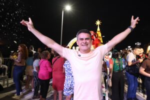 Leia mais sobre o artigo David Almeida entrega balsa natalina e leva o maior Natal flutuante da história para 45 comunidades ribeirinhas de Manaus