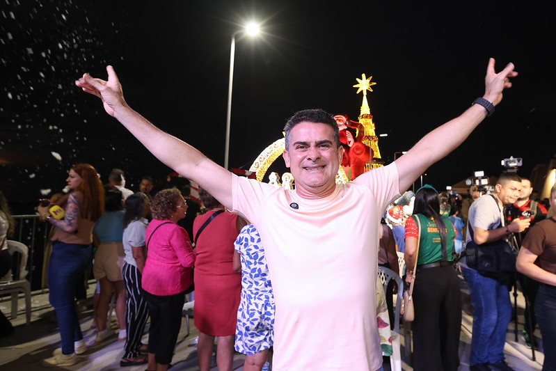 No momento, você está visualizando David Almeida entrega balsa natalina e leva o maior Natal flutuante da história para 45 comunidades ribeirinhas de Manaus