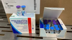 Leia mais sobre o artigo Amazonas recebe mais de 18 mil doses da nova vacina contra vírus sincicial respiratório para proteção de gestantes e recém-nascidos