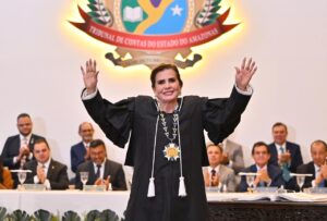 Leia mais sobre o artigo Em posse histórica, Yara Amazônia Lins assume terceiro mandato e consolida trajetória pioneira no TCE-AM