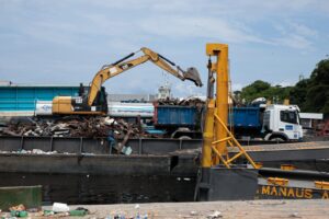Leia mais sobre o artigo Prefeitura de Manaus realiza primeira operação de transbordo do lixo retirado da orla em 2026