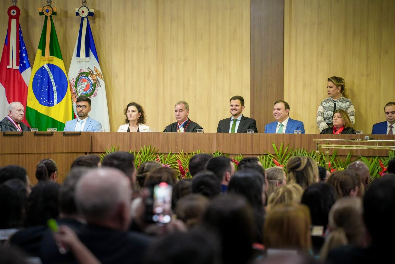No momento, você está visualizando Renato Junior prestigia posse de novos juízes do TJ-AM
