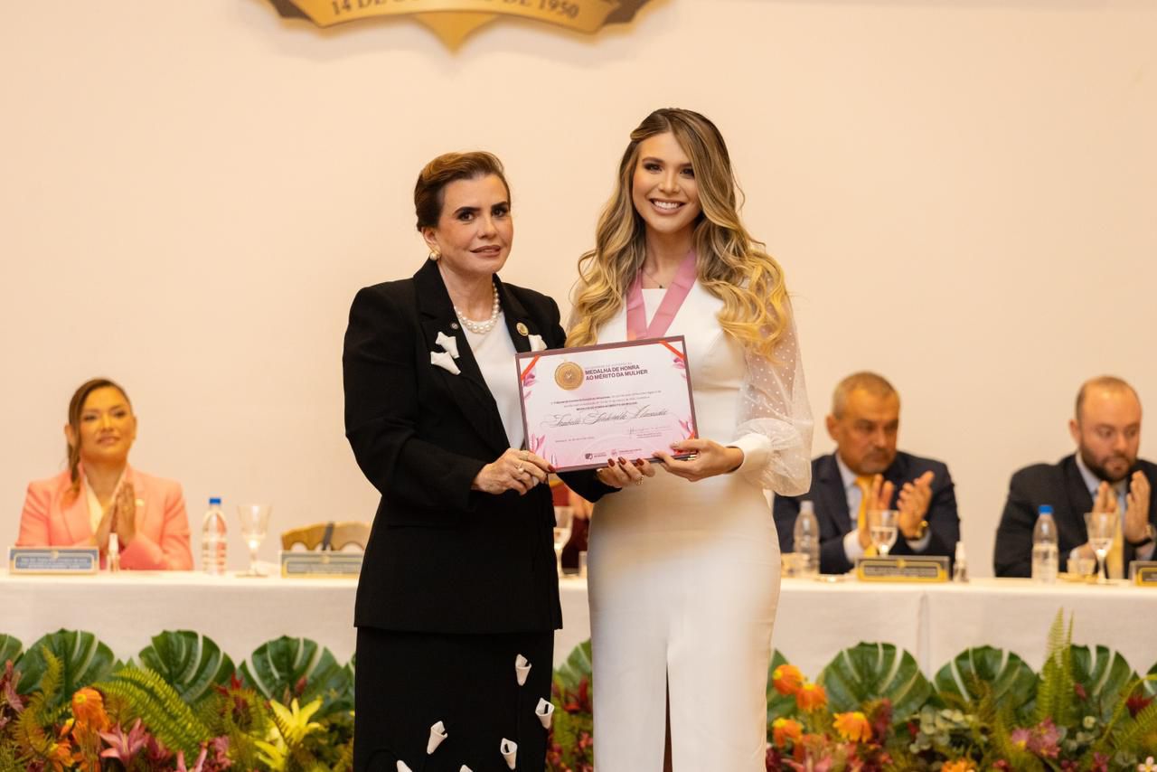 No momento, você está visualizando Izabelle Fontenelle é homenageada pelo TCE-AM com Medalha de Honra ao Mérito à Mulher