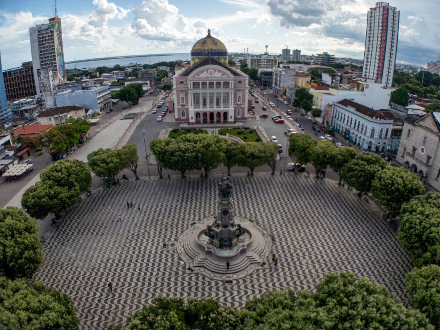 No momento, você está visualizando Largo de São Sebastião recebe transmissão da estreia do Brasil na Copa com shows gratuitos