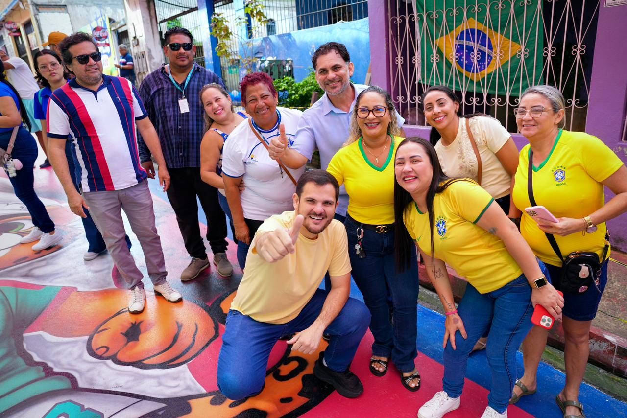 No momento, você está visualizando Renato Junior visita ‘Ruas da Copa’ e prestigia trabalho feito nas comunidades que mantém viva a tradição de celebrar os jogos da Seleção Brasileira