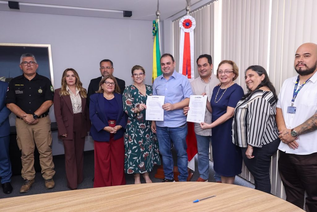 No momento, você está visualizando Roberto Cidade assina ordem de serviço para implantação da nova sede da Delegacia Especializada em Crimes contra o Meio Ambiente