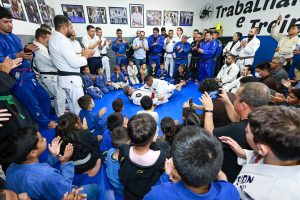 Leia mais sobre o artigo Governador Roberto Cidade visita projeto esportivo que atende crianças e adolescentes no Coroado